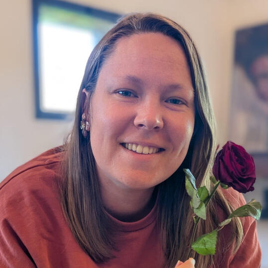 Portrait de Noémie Khosravi avec une rose rouge